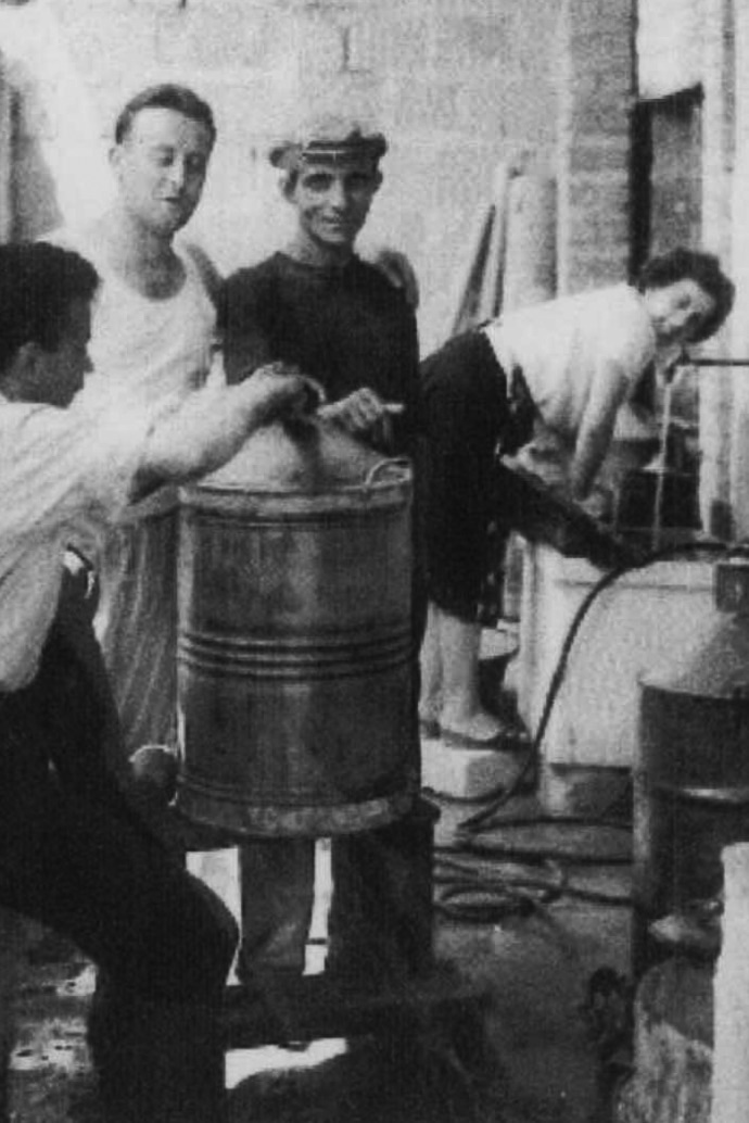 Lavoratori storici con macchinari